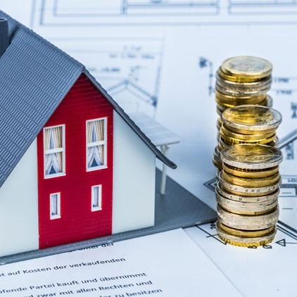 Haus und Geld auf dem Tisch, Hausfinanzierung